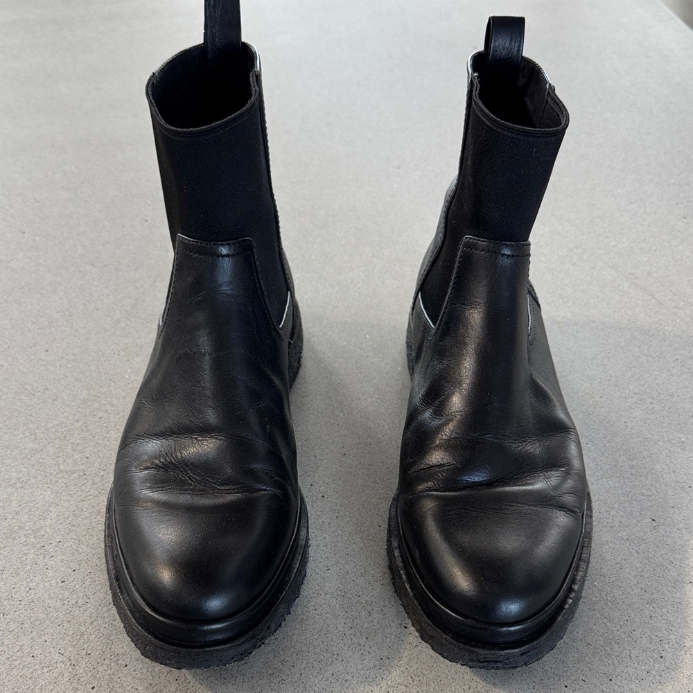 Vince, size 9.5